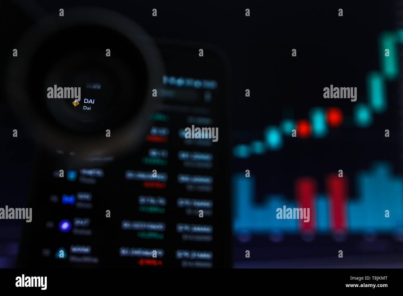 SAN FRANCISCO, STATI UNITI - 9 Maggio 2019: un grafico di tendenza crescente di DAI Cryptocurrency. L'illustrazione delle candele verde bar di tendenza di sollevamento, San Francisco, Foto Stock