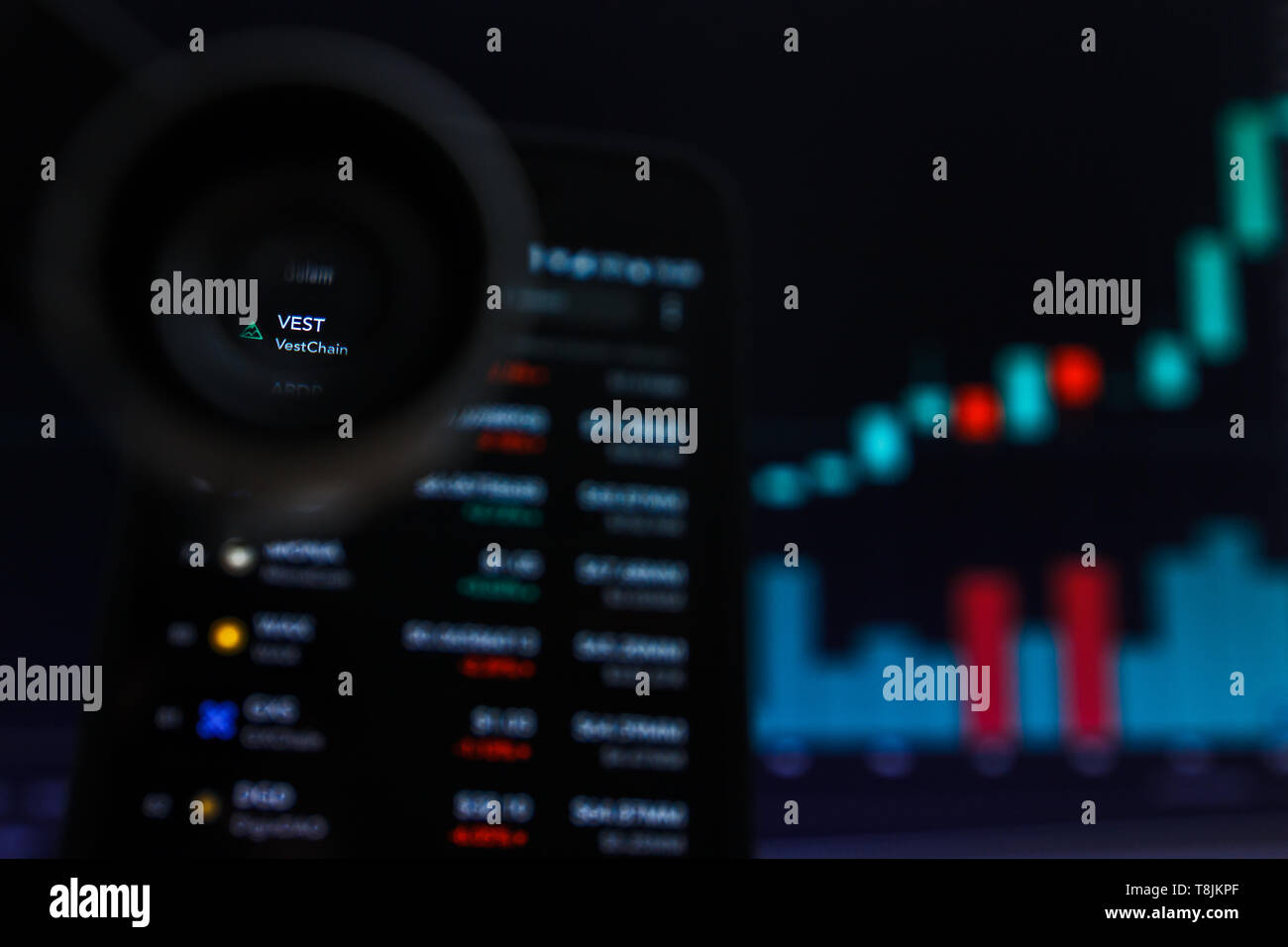 SAN FRANCISCO, STATI UNITI - 9 Maggio 2019: un grafico di tendenza crescente di giubbotto Cryptocurrency VestChain. L'illustrazione delle candele verde bar di tendenza di sollevamento, San Foto Stock