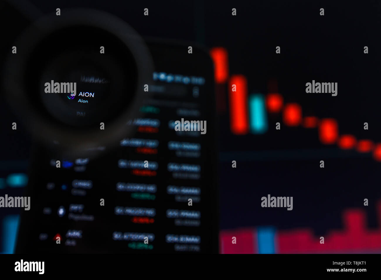 SAN FRANCISCO, STATI UNITI - 9 Maggio 2019: un grafico di trend decrescente di AION Cryptocurrency. L'illustrazione delle candele rosse Bar cadendo tendenza, San Franci Foto Stock