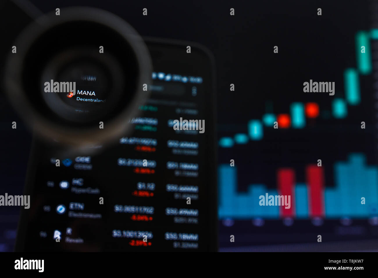 SAN FRANCISCO, STATI UNITI - 9 Maggio 2019: un grafico di tendenza crescente di mana Decentraland Cryptocurrency. L'illustrazione delle candele verde bar di tendenza di sollevamento, Foto Stock