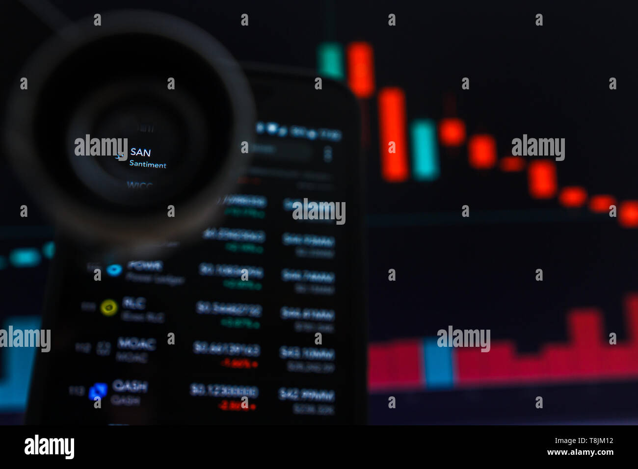 SAN FRANCISCO, STATI UNITI - 9 Maggio 2019: un grafico di trend decrescente di SAN Santiment rete Cryptocurrency Token. L'illustrazione delle candele rosse Bar caduta Foto Stock