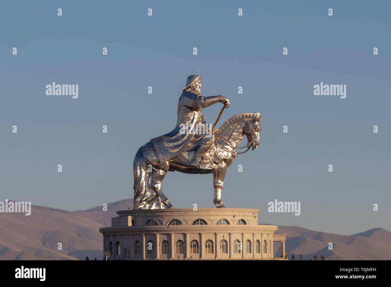 Mongolia Mongolia Est, steppa area Gengis Khan statua equestre, parte di Gengis Khan statua complesso è un 131 piedi (40 metri) statua di Gengis Khan a cavallo, sulla banca del fiume Tuul a Tsonjin Boldog (54 km (33.55 mi) a est della capitale mongola Ulaanbaatar), Foto Stock