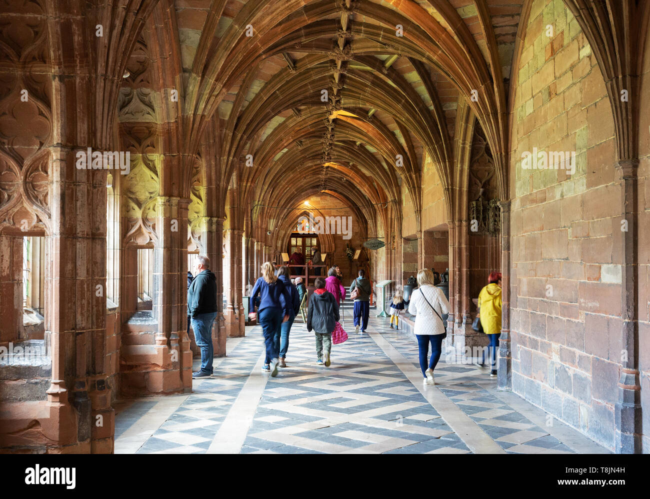 Cattedrale di Worcester chiostri e turisti, cattedrale di Worcester, Worcester Worcestershire Inghilterra REGNO UNITO Foto Stock