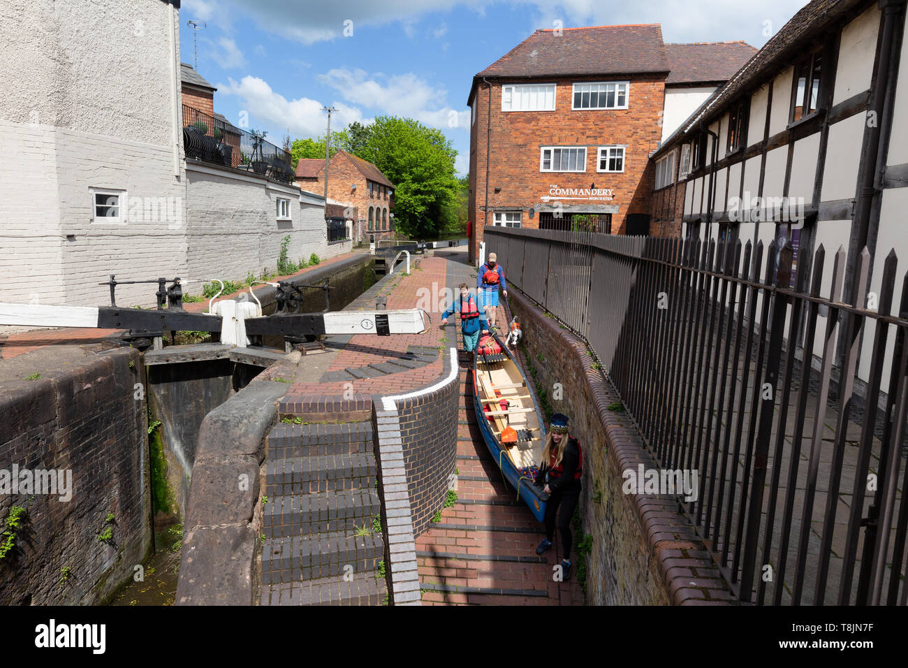 Worcester e Birmingham Canal - sollevamento persone una canoa attraverso una serratura, in commenda, Worcester city centre, Worcestershire Inghilterra REGNO UNITO Foto Stock