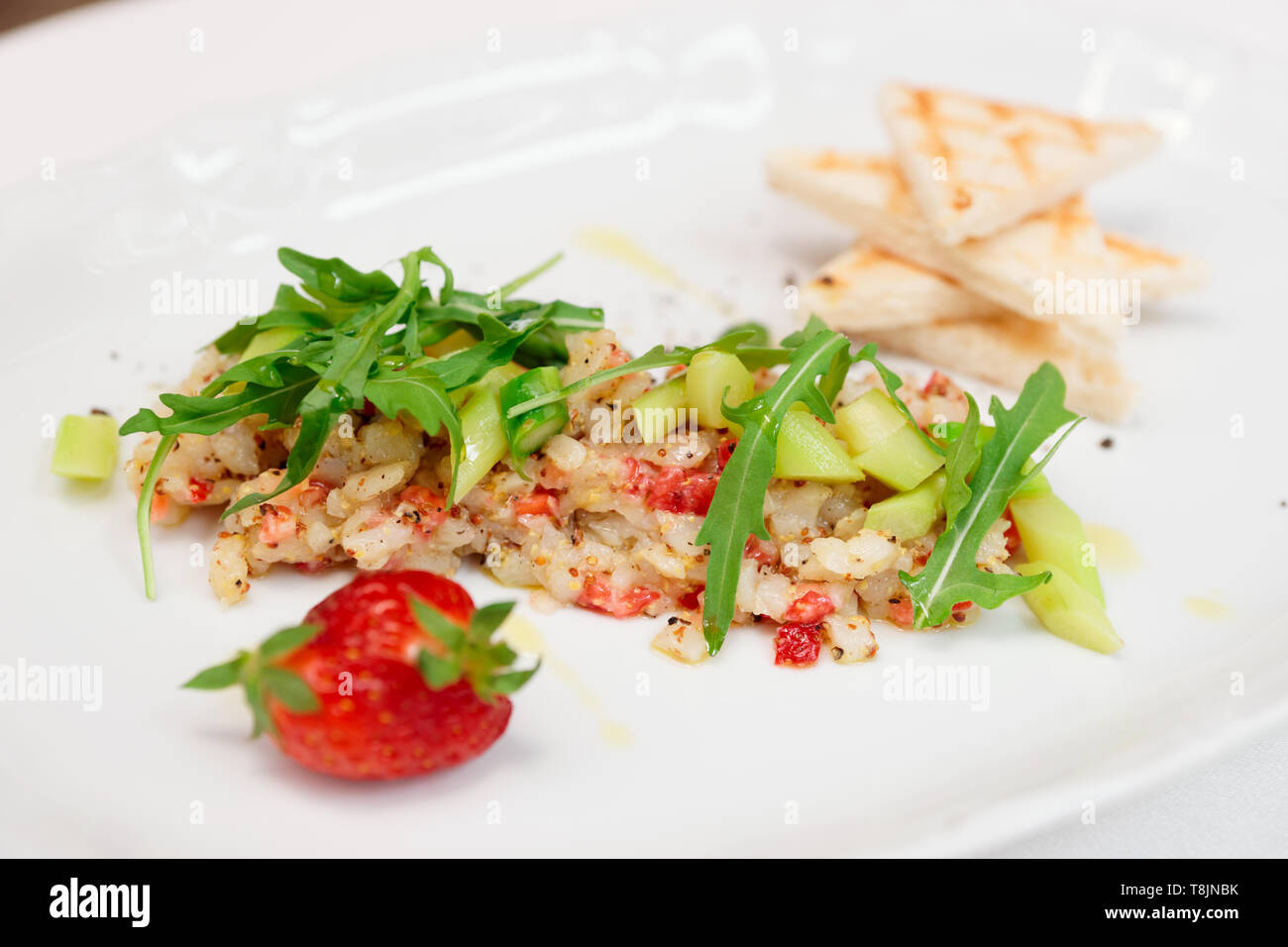 Carpaccio di branzino con fragola e senape Foto Stock