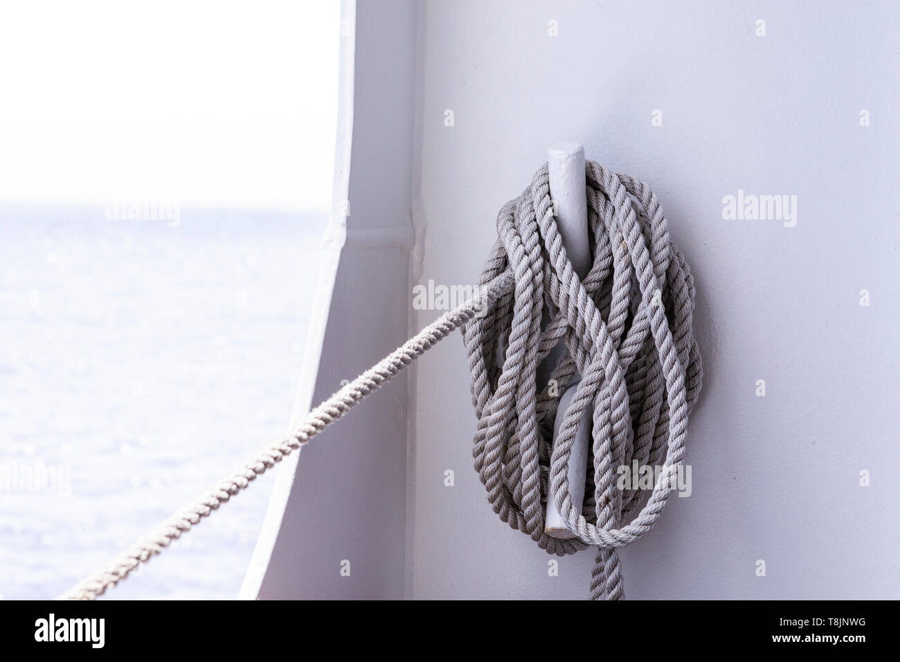 Un grosso fascio di corda legato al muro di una nave, Hawaii, USA. Foto Stock