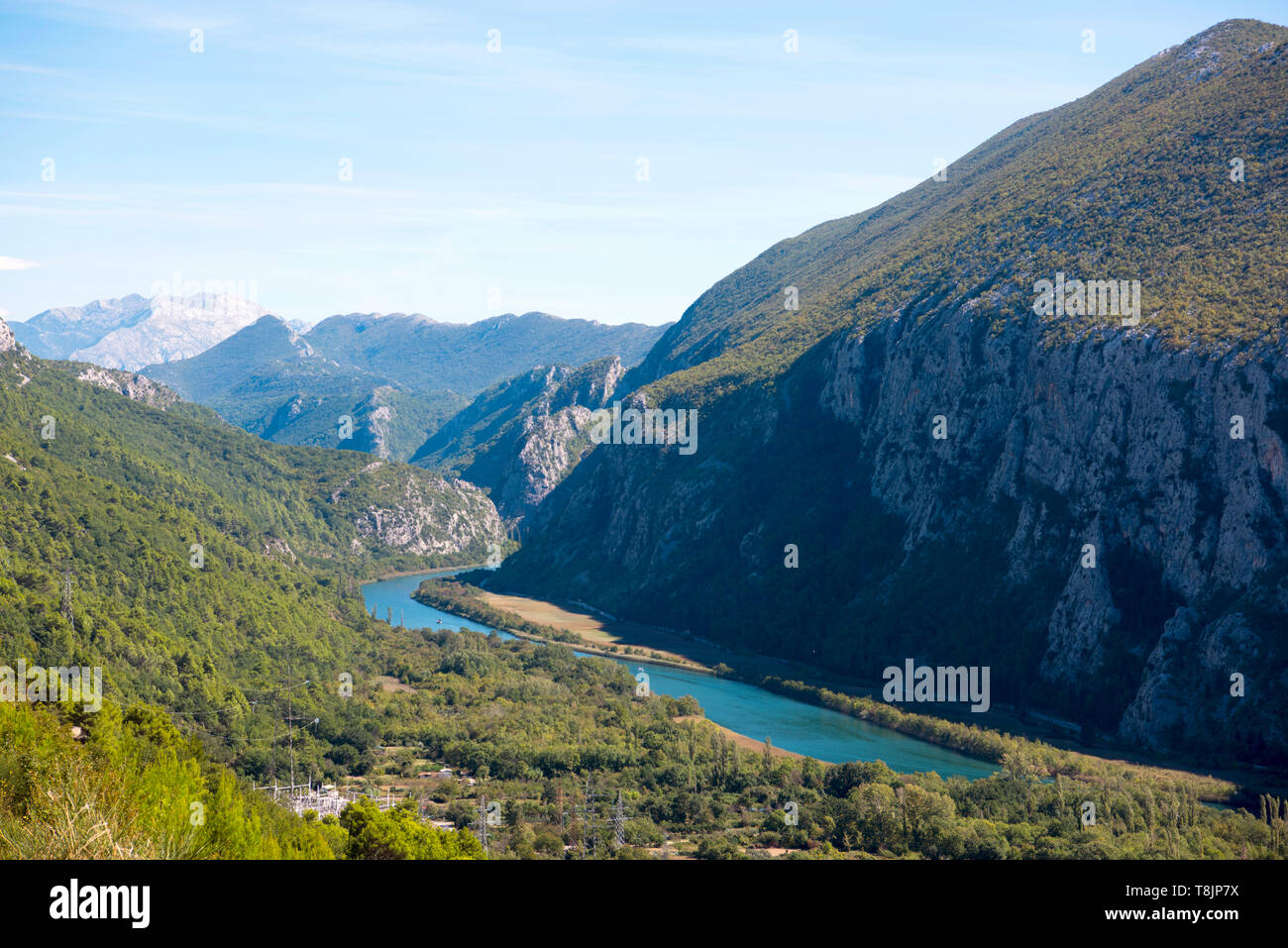 Kroatien, Dalmatien, Flusses Cetina vor der Mündung ins adriatische Meer bei der Ortschaft Omis Foto Stock