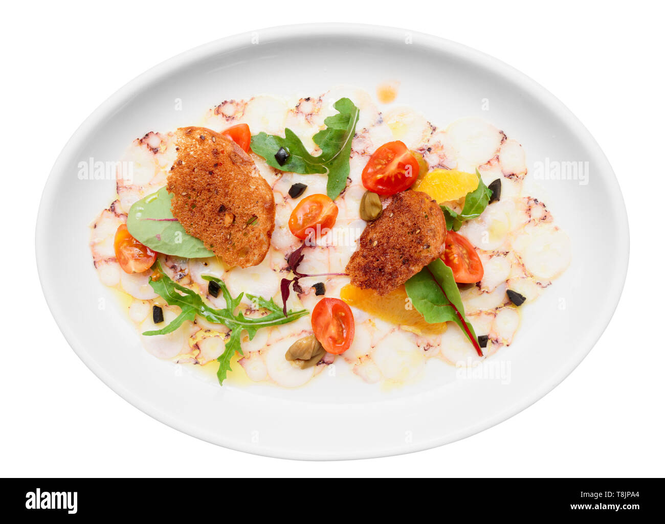 Carpaccio di polpo nella piastra isolata su sfondo bianco Foto Stock