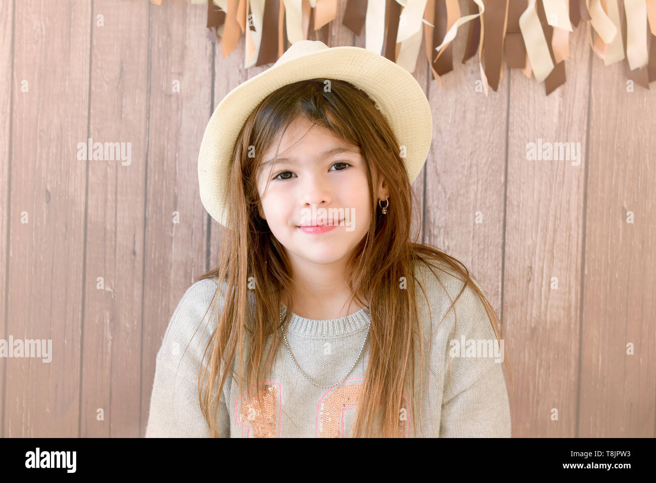 Pretty girl in studio sessione fotografica con hat Foto Stock