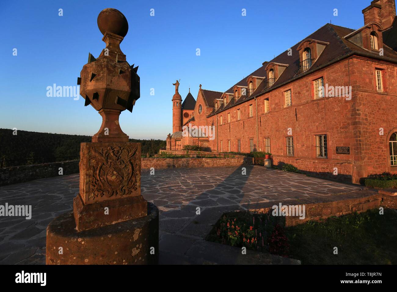 Francia, Bas Rhin, Ottrott, Mont Saint Odile, Monte Sainte Odile è un montagne Vosges che culmina a 764 metri sopra il livello del mare, è sormontato dal Hohenbourg Abbey, un convento che si affaccia sulla pianura dell'Alsazia Foto Stock