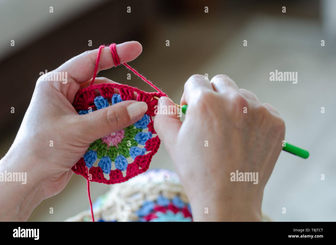 Senior è donna maglia crochet. Hobby artigianato cose. Vista dall'alto. Composizione orizzontale Foto Stock