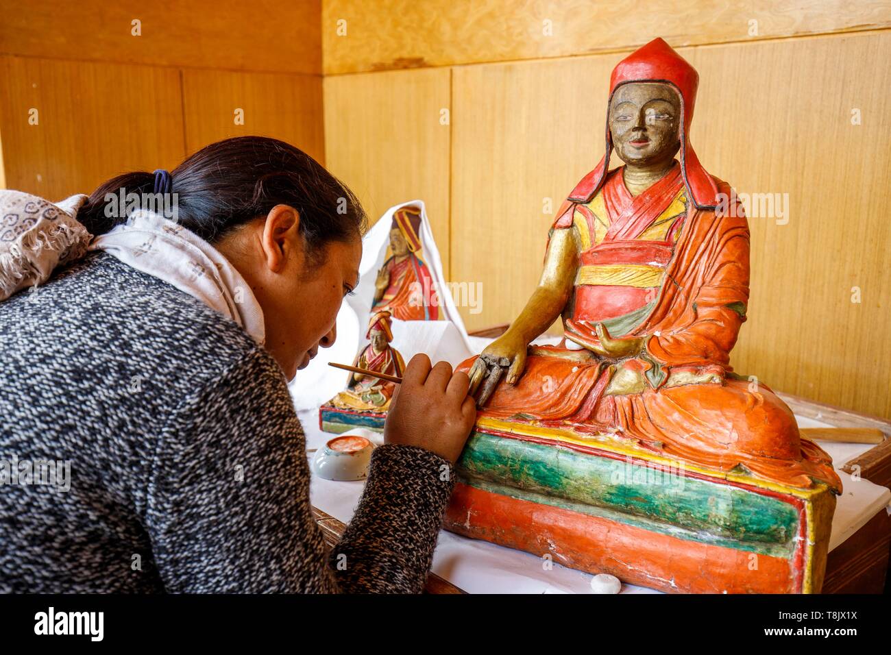 India, stato di Jammu e Kashmir, Himalaya, Ladakh, Indus Valle, Matho monastero (gompa), il laboratorio di restauro in cui due donne del villaggio di Matho seduta con le gambe incrociate, lavorare per ripristinare una bellissima statua fragile, argilla cruda e fibre vegetali di circa 200 a 300 anni. Questa statua rappresenta un master Sakya Foto Stock