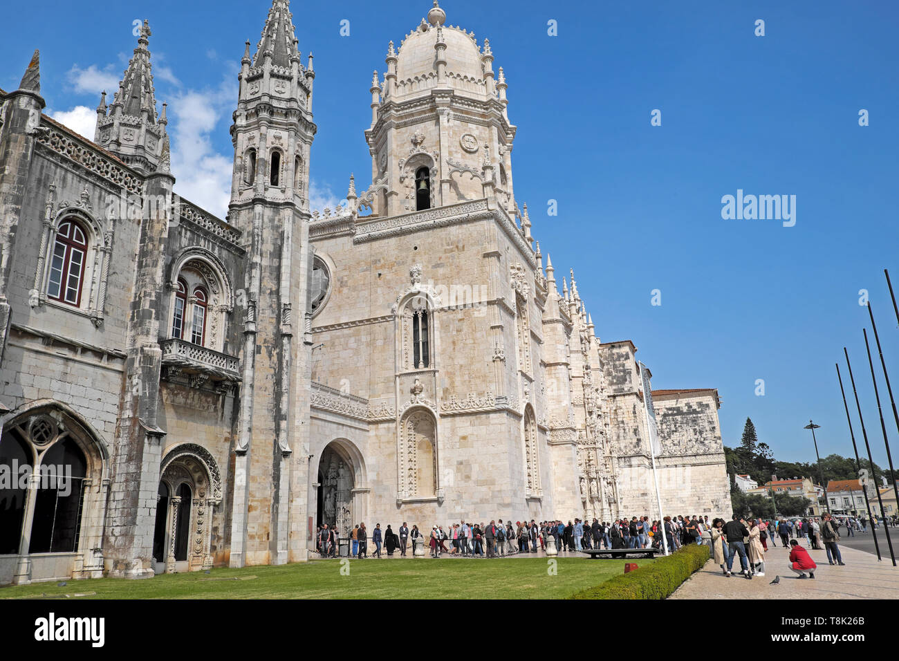 Turisti visitatori di persone in piedi in linea la coda per visitare il Monastero di Jeronimos Lisbona in Belem Lisbona, Portogallo, Europa KATHY DEWITT Foto Stock