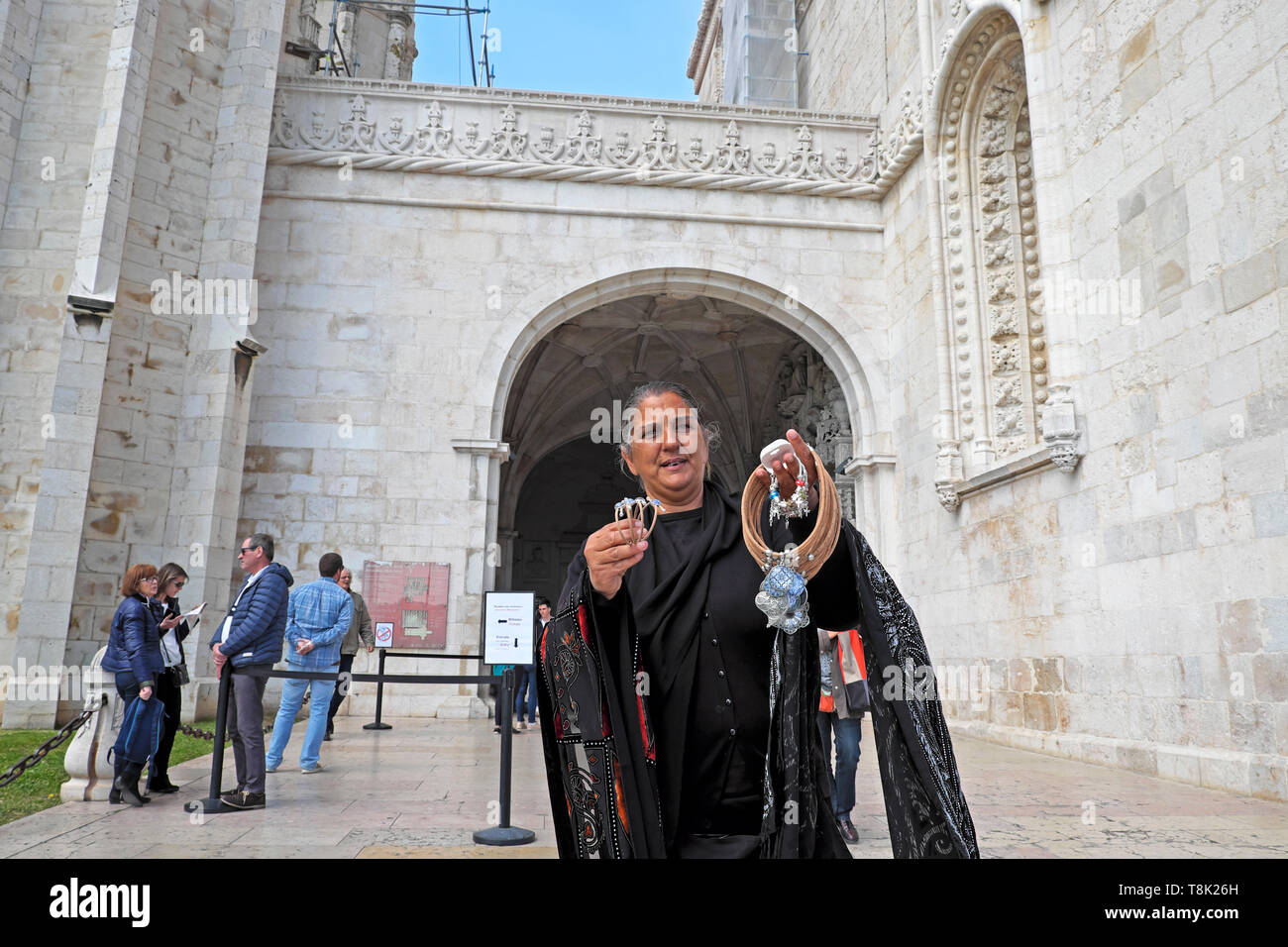 Donna anziana commerciante di vendita gioielli ai turisti in entrata fuori il Monastero di Jeronimos Lisbona in Belem Lisbona, Portogallo, Europa KATHY DEWITT Foto Stock