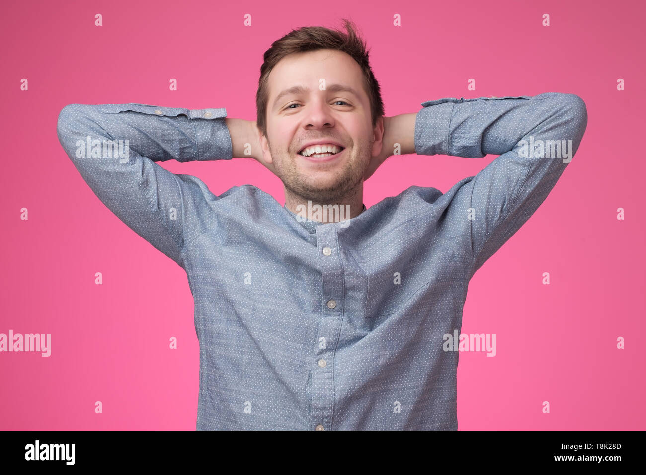 Europeo per il giovane uomo riposo dopo la dura giornata lavorativa Foto Stock