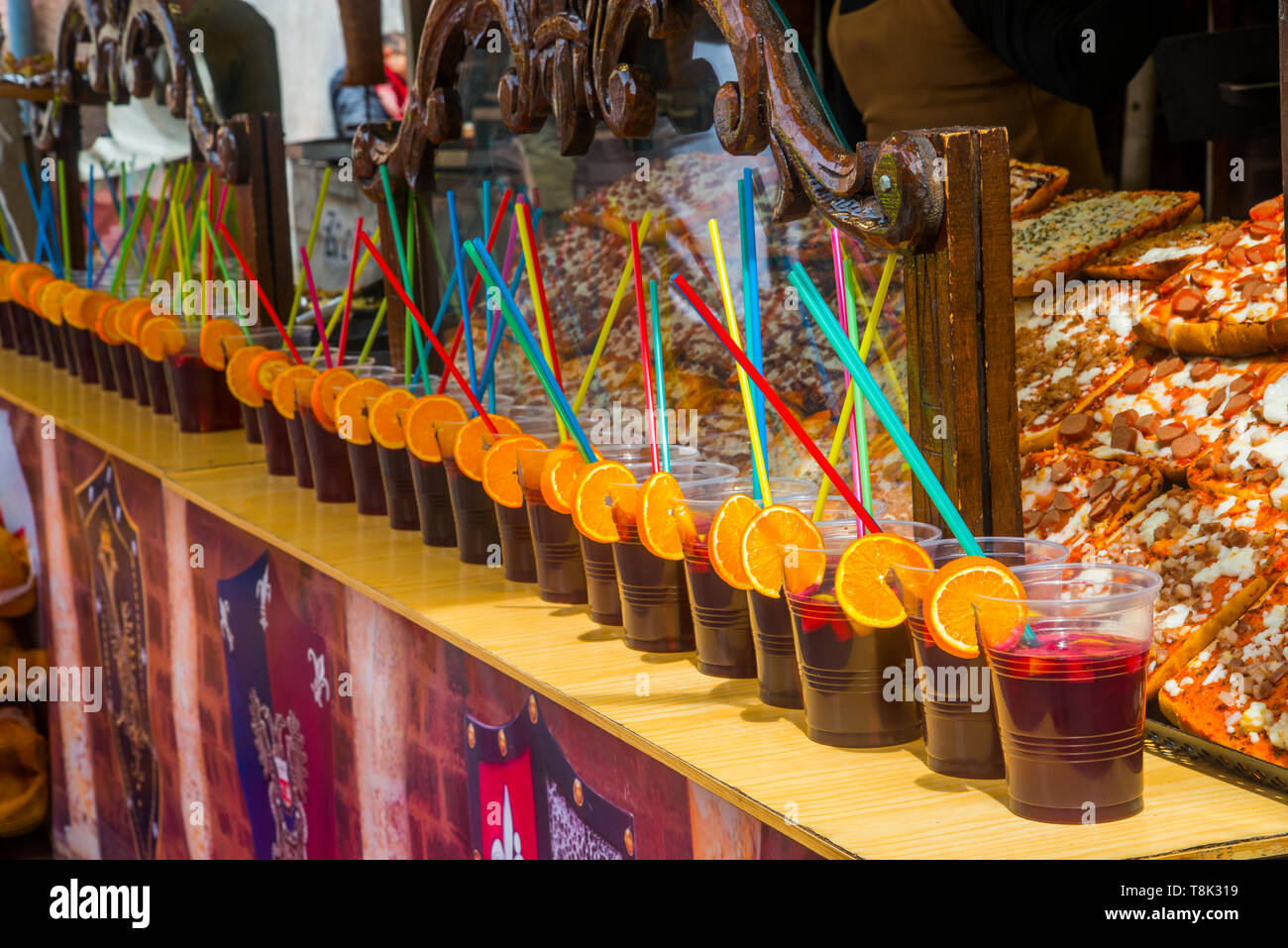 Bicchieri di sangria in una fase di stallo del mercato delle pulci. Oropesa, provincia di Toledo, Spagna. Foto Stock
