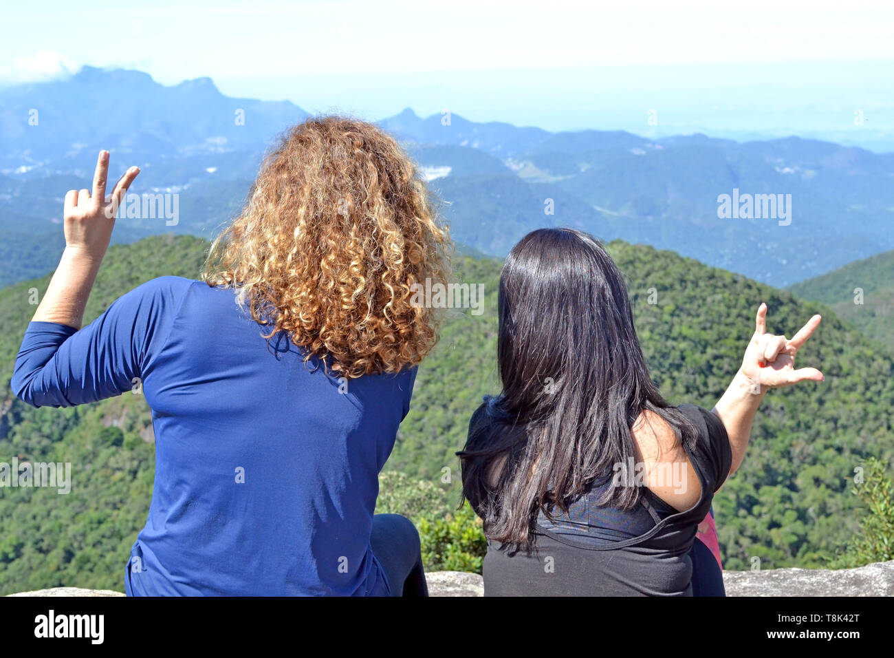Due midle età donna che guarda la vista os il montais. Concetto di avventura, amicizia, la pace, il partenariato Foto Stock