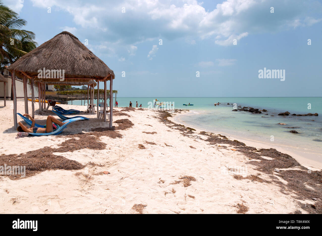 Spiaggia messicana - i turisti sulla spiaggia sul Golfo del Messico a Campeche, Yucatan, Messico America Centrale Foto Stock