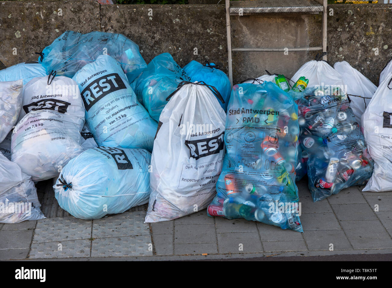 Anversa, centro città, sacchi della spazzatura, rifiuti residui, lattine di alluminio di separazione dei rifiuti, Foto Stock