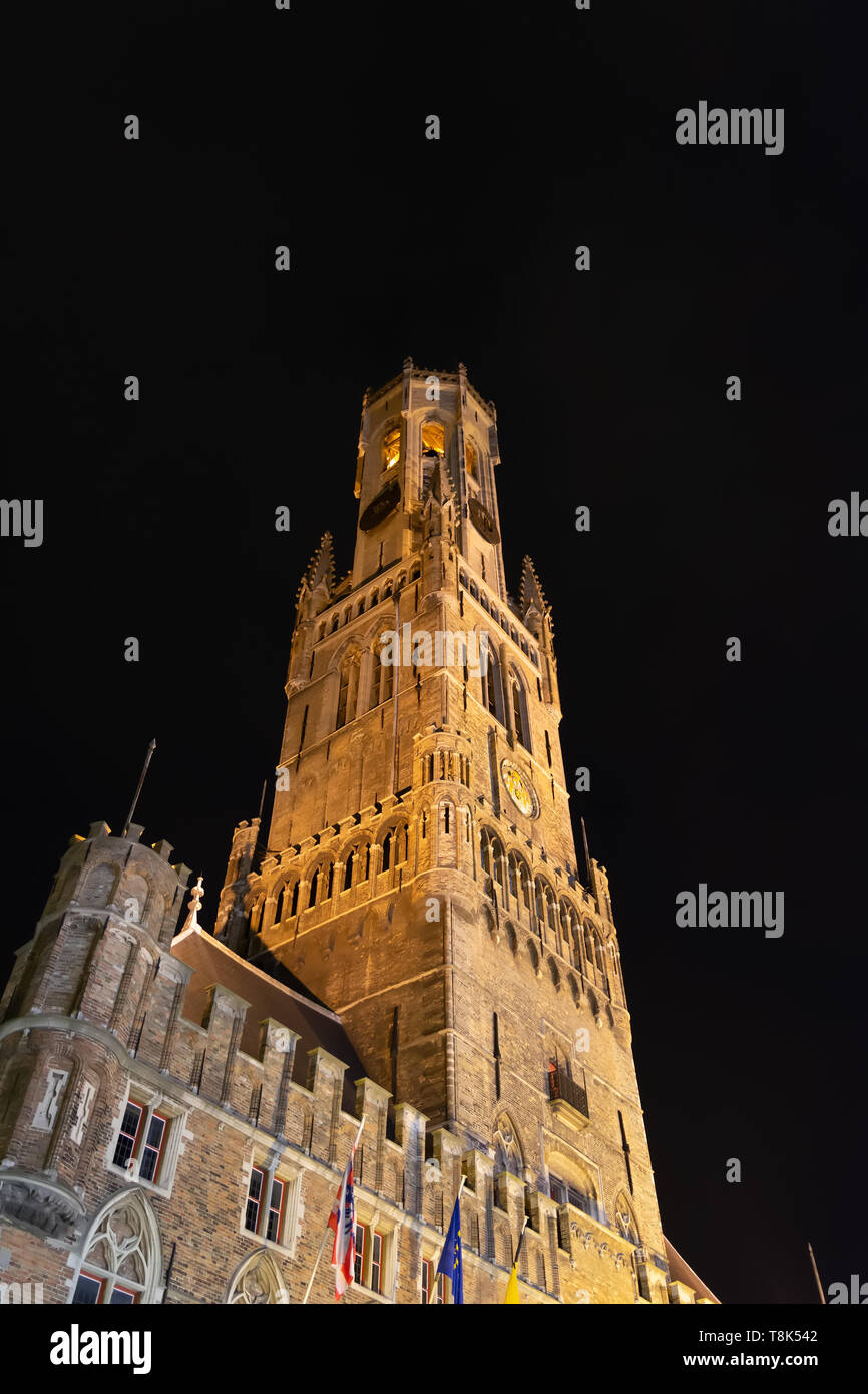 Vista notturna sul campanile illuminato di Bruges, il campanile medievale. Il 83 metri di alta torre campanaria o hallstower (halletoren) è Bruges' più ben sapere Foto Stock Vista notturna sul campanile illuminato di Bruges, il campanile medievale. Il 83 metri di alta torre campanaria o hallstower (halletoren) è Bruges' più ben sapere Foto Stock