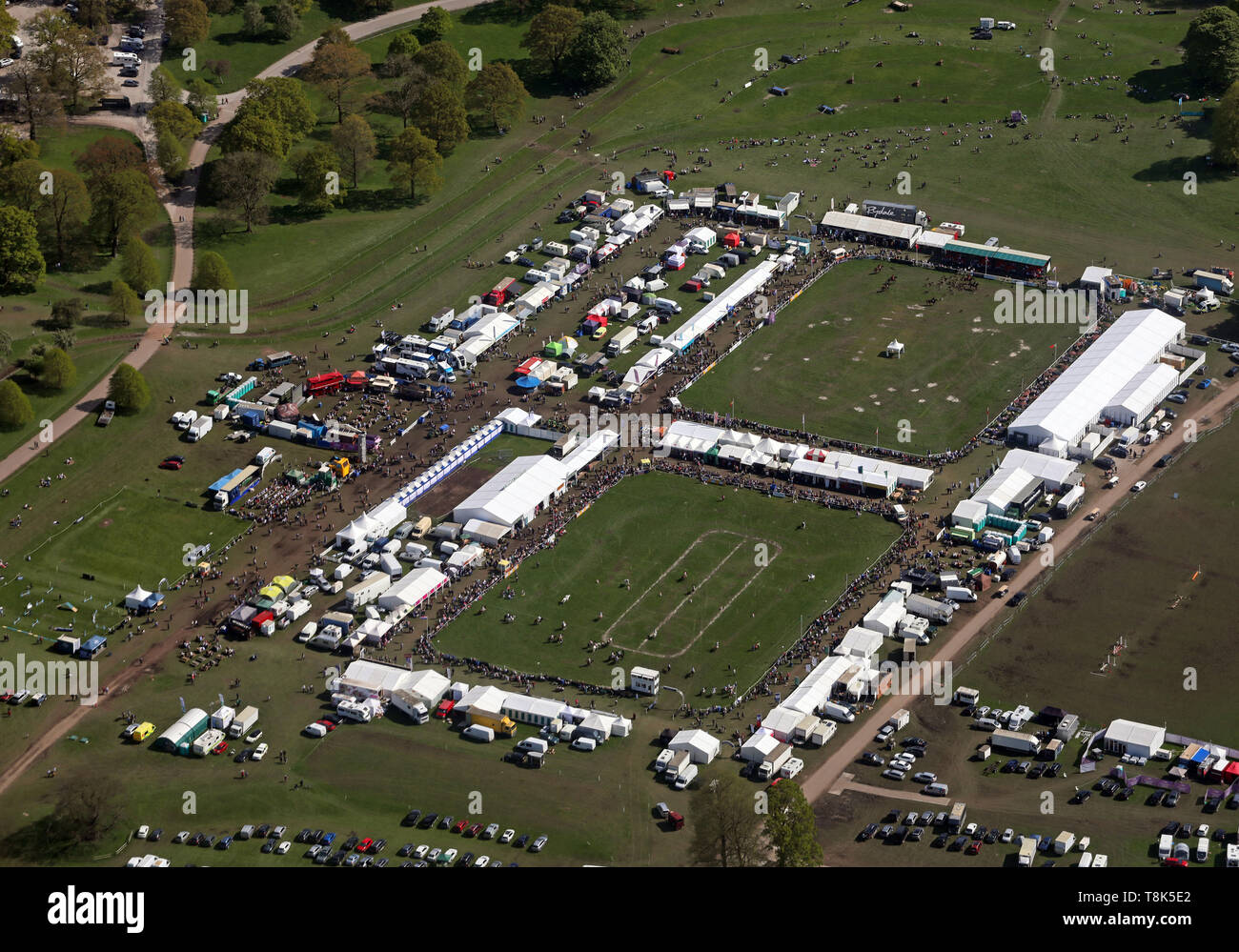 Vista aerea del Dodson & Horrell Chatsworth International Horse Trials a Chatsworth House il 12 maggio 2019 Foto Stock