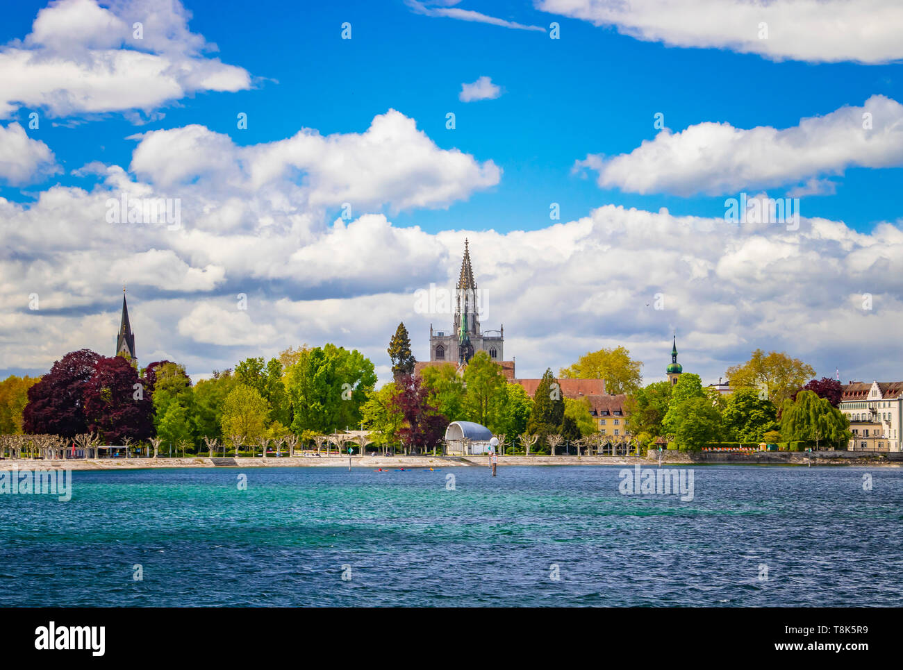 Statua del leone all'ingresso di lindau sul lago di costanza immagini e