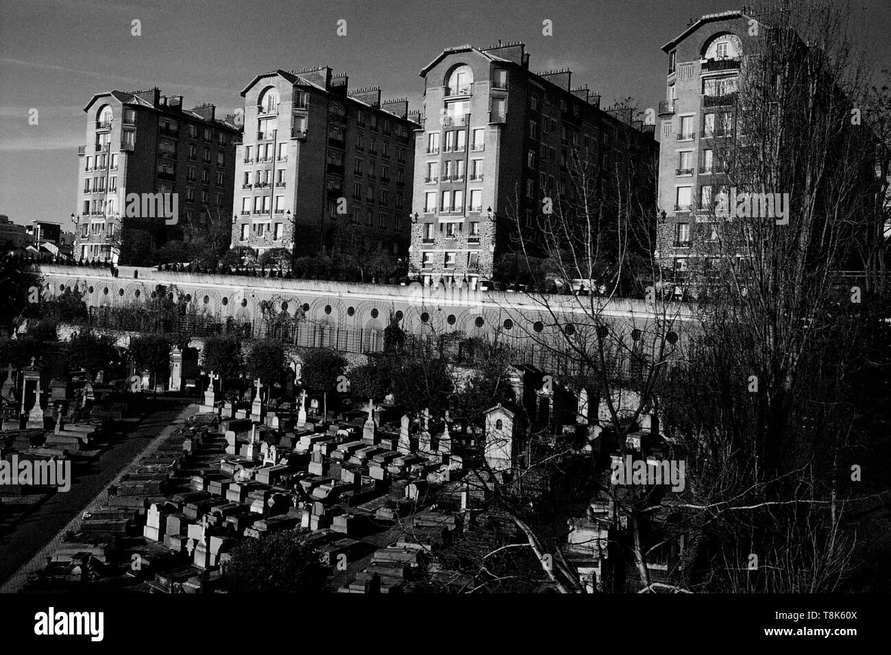 AJAXNETPHOTO. PUTEAUX, PARIS, Francia - luogo di sepoltura - PUTEAUX CIMITIERE ANCIEN (vecchio cimitero a Puteaux) tra SURESNES E PUTEAUX bisecata dalla D104 ROAD. Foto:JONATHAN EASTLAND/AJAX REF:CD92612 8132 8 5 Foto Stock