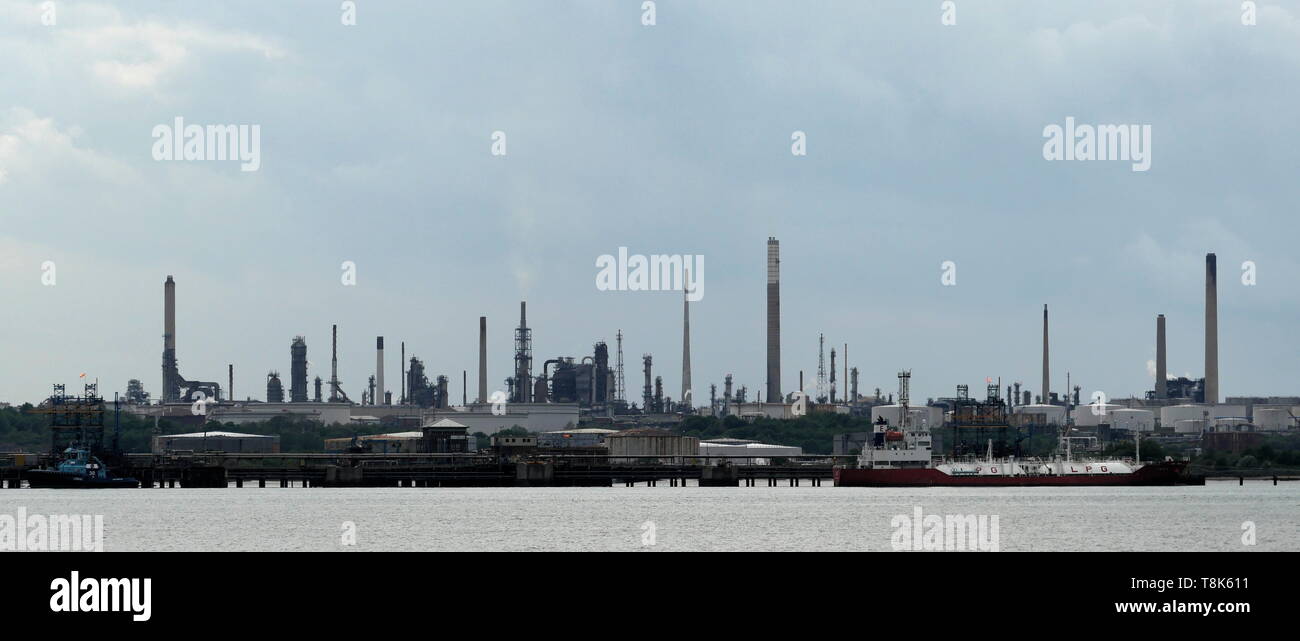 AJAXNETPHOTO. FAWLEY, Inghilterra. - Paesaggio industriale - raffineria di petrolio e la nave cisterna terminale sul lato ovest di Southampton acqua. Foto:JONATHAN EASTLAND/AJAX REF:GX8 190305 274 Foto Stock