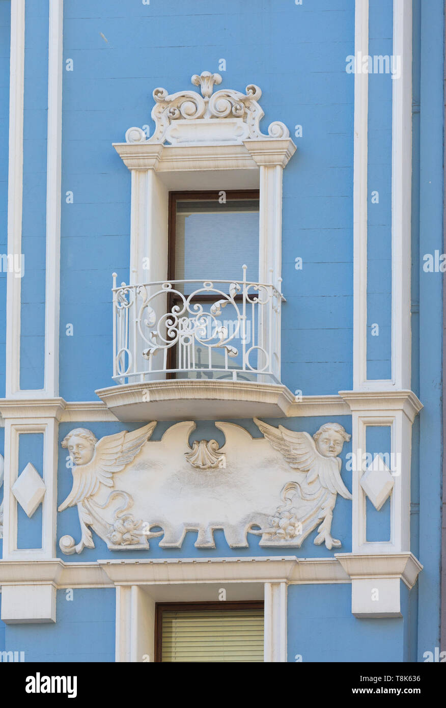 Dettagli architettonici su un vecchio telaio in legno finestra e piccolo balcone su di un antico edificio nel centro di Città del Capo, Sud Africa Foto Stock