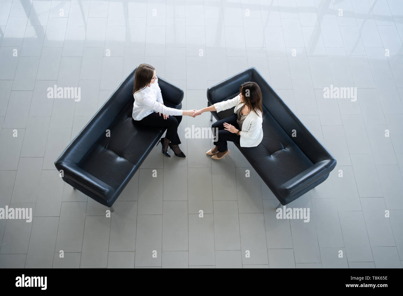 Colleghi di lavoro handshake. Imprenditrici stringono le mani dopo una riunione di successo Foto Stock