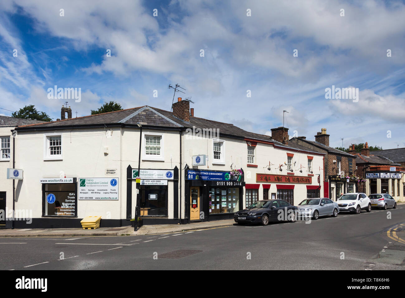 Allerton Road Woolton Liverpool, dotate di Wooltonifa indipendente Oakley Ltd. I consulenti finanziari e il re fare un ristorante cinese. Foto Stock