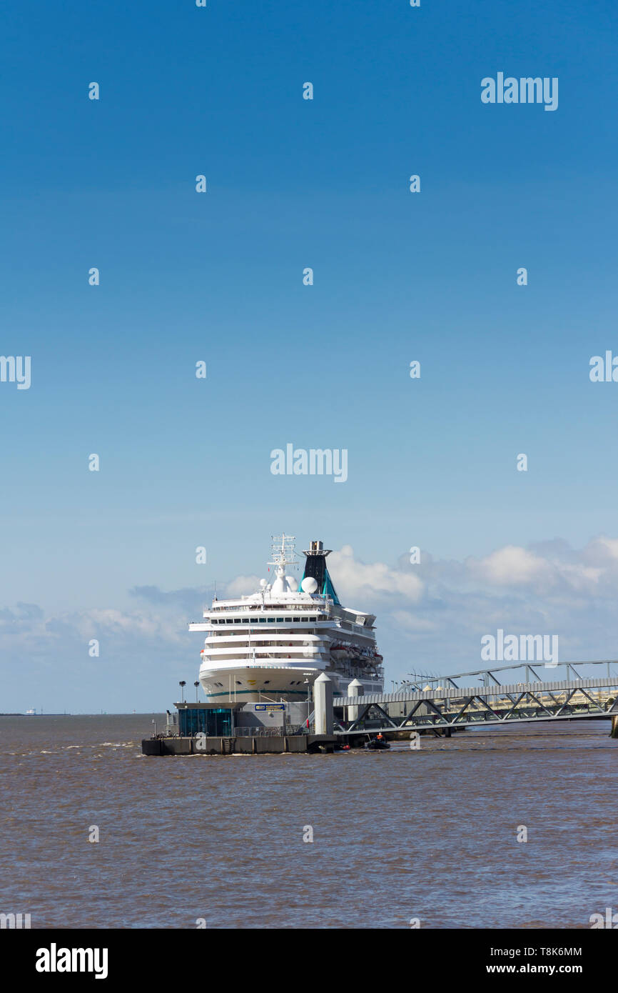 La nave di crociera Artania attraccata in crociera il terminale vicino al Pier Head e adiacente al fiume Mersey ferry imbarcadero, Liverpool. Foto Stock