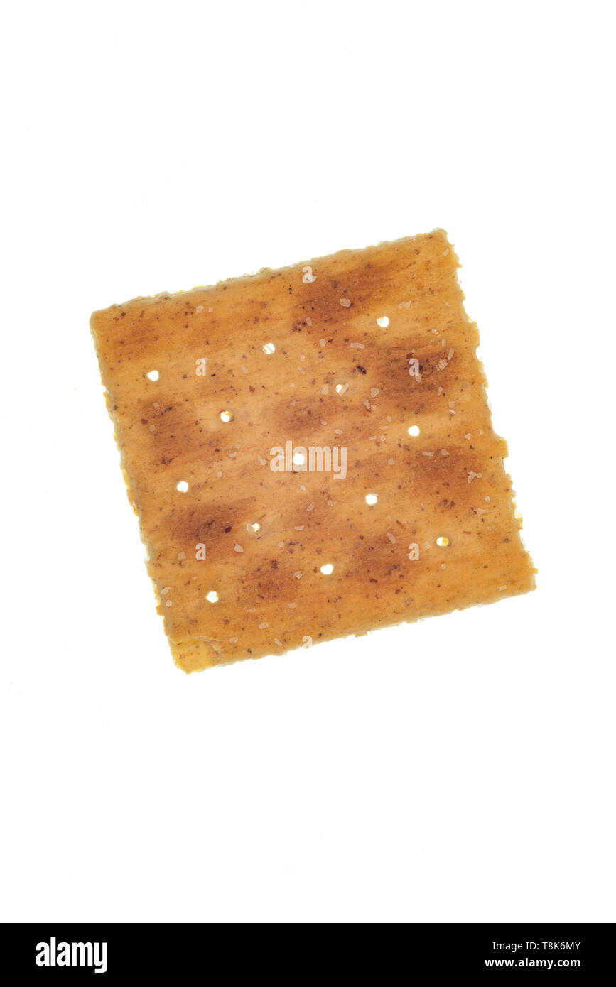 Colpo verticale di un insieme unico-grano cracker isolato su bianco. Foto Stock