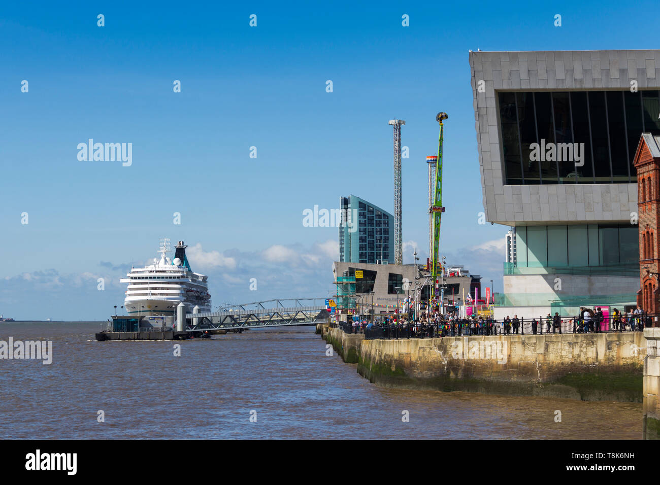 La nave di crociera Artania attraccata in crociera il terminale vicino al Pier Head e adiacente al fiume Mersey ferry imbarcadero, Liverpool. Foto Stock