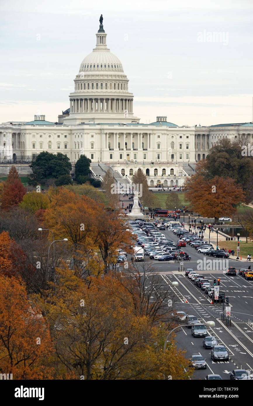 Stati Uniti Campidoglio e Capitol Hill con la Pennsylvania Avenue in primo piano. Washington D.C.USA Foto Stock