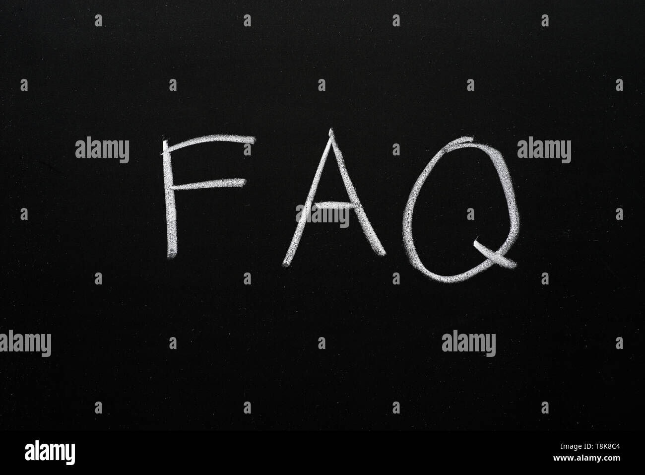 FAQ scritto su una lavagna a fogli mobili in bianco gesso Foto Stock