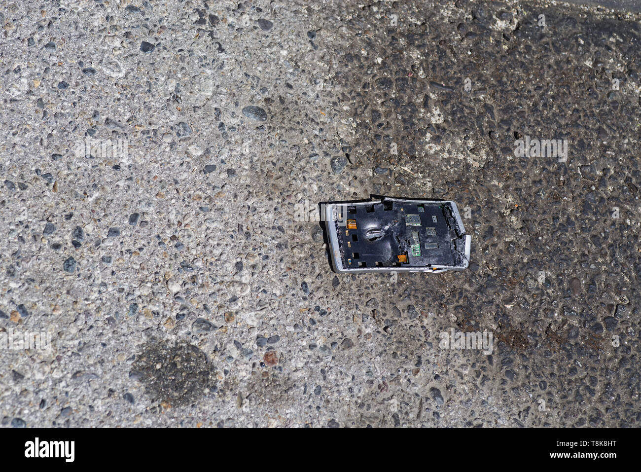 Rotto e fracassato correre su smartphone su un colorato asfalto Foto Stock