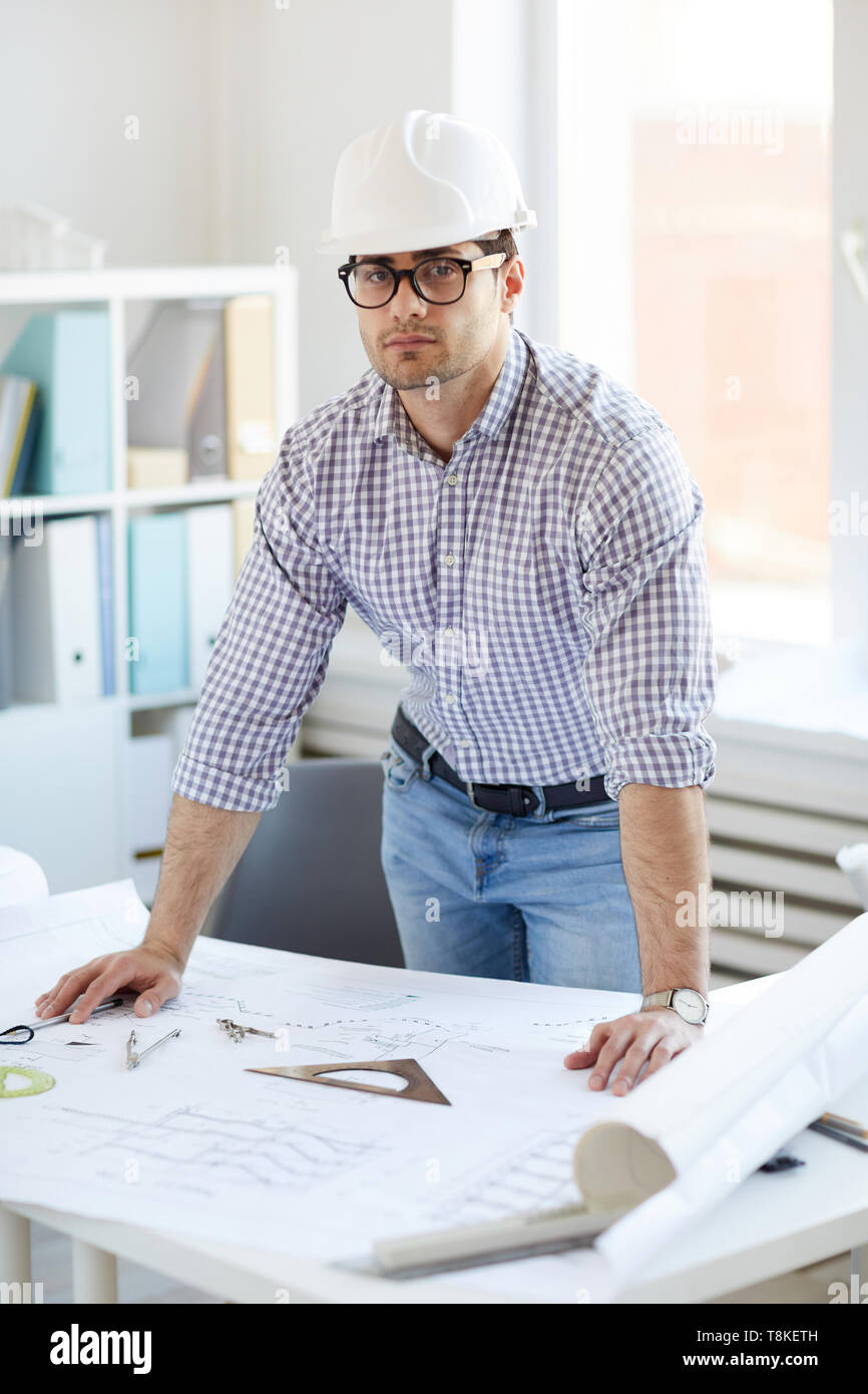 Ingegnere mediorientale che pongono al lavoro Foto Stock