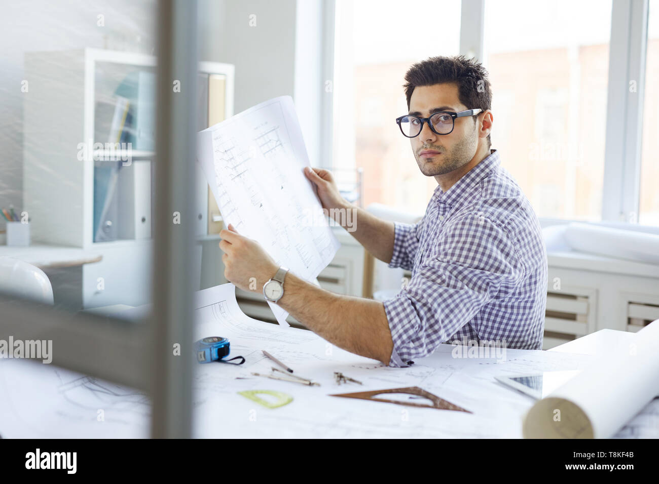 Bello ingegnere al luogo di lavoro Foto Stock