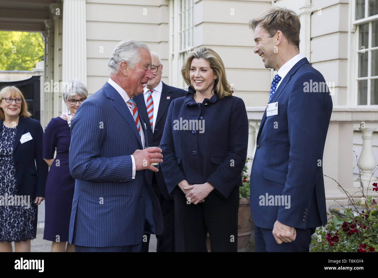 Il Principe di Galles incontra il Segretario di Stato per la difesa Penny Mordaunt e MP Tobias Ellwood in occasione di un ricevimento per il lancio a suo agio ricorso presso il St James's Palace di Londra che mira a sollevare £10m per aiutare a finanziare il trattamento e trasformare il modo in cui il supporto viene fornito ai veterani con le questioni relative alla salute mentale. Foto Stock