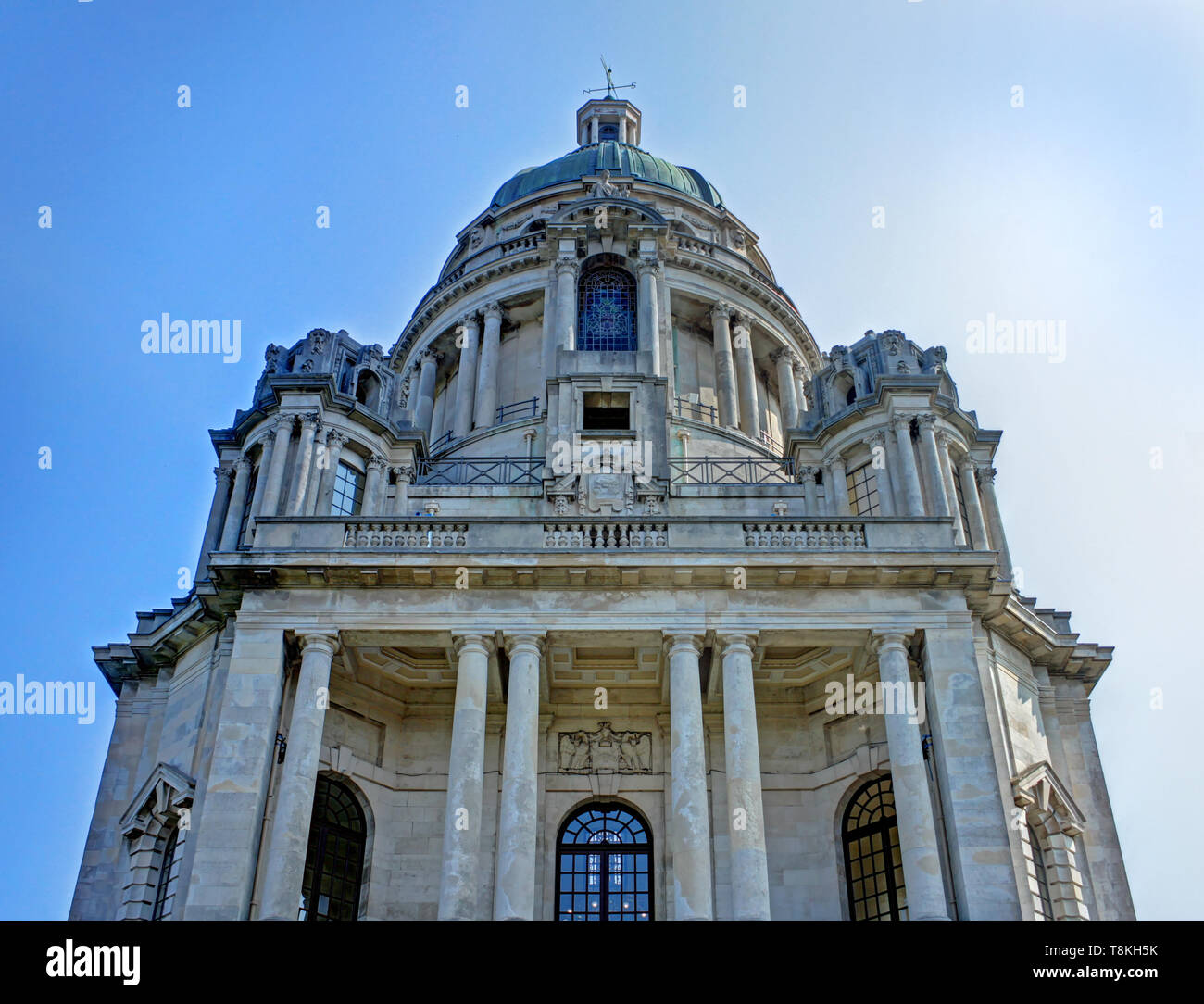 Lookup fino all'architettura di ornati e cupola della Ashton Memorial, Lancaster Foto Stock