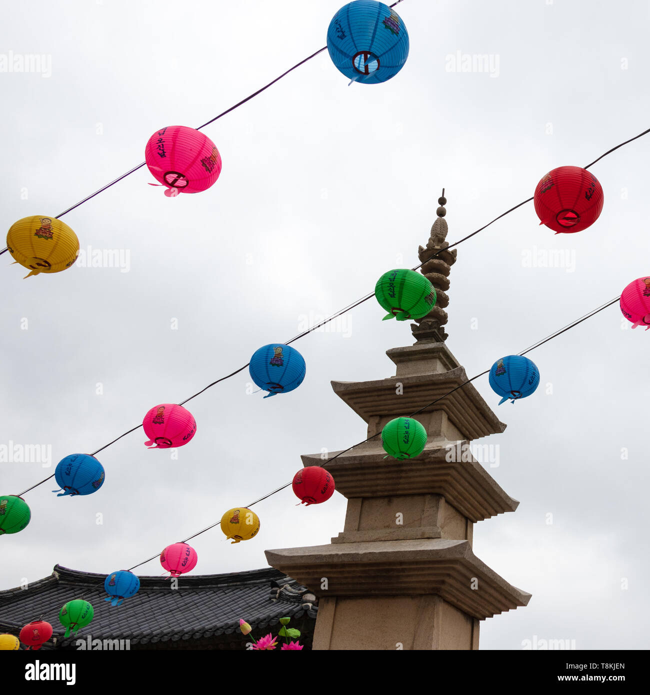 Insdie vista sui dettagli di Sokgatap di buddista coreana Bulguksa Tempio con molte lanterne per celebrare il compleanno di buddha. Gyeongju, Corea del Sud, Asia Foto Stock