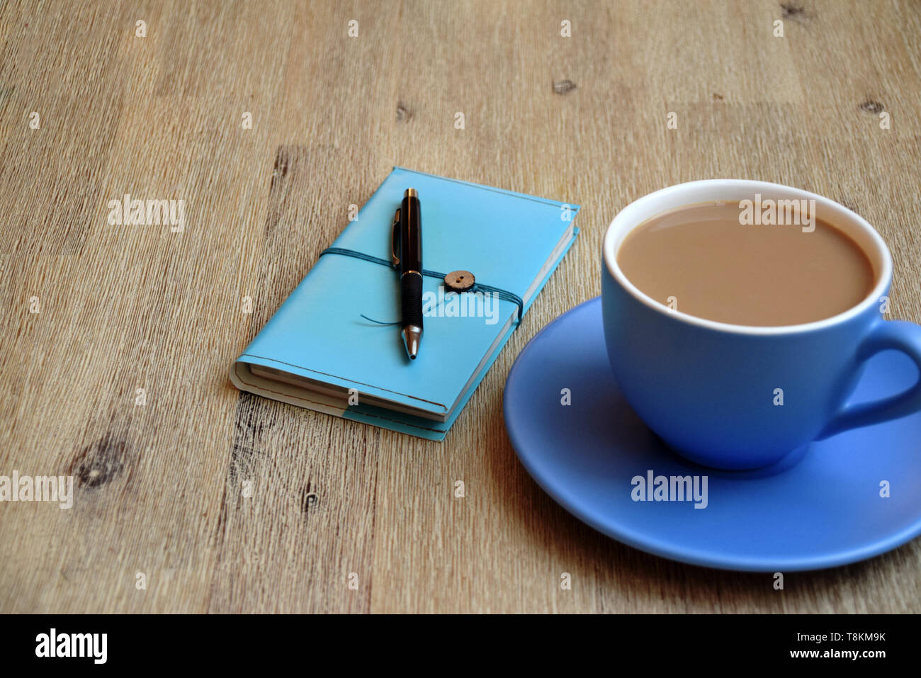 Caffè con latte, appunti e penna Foto Stock