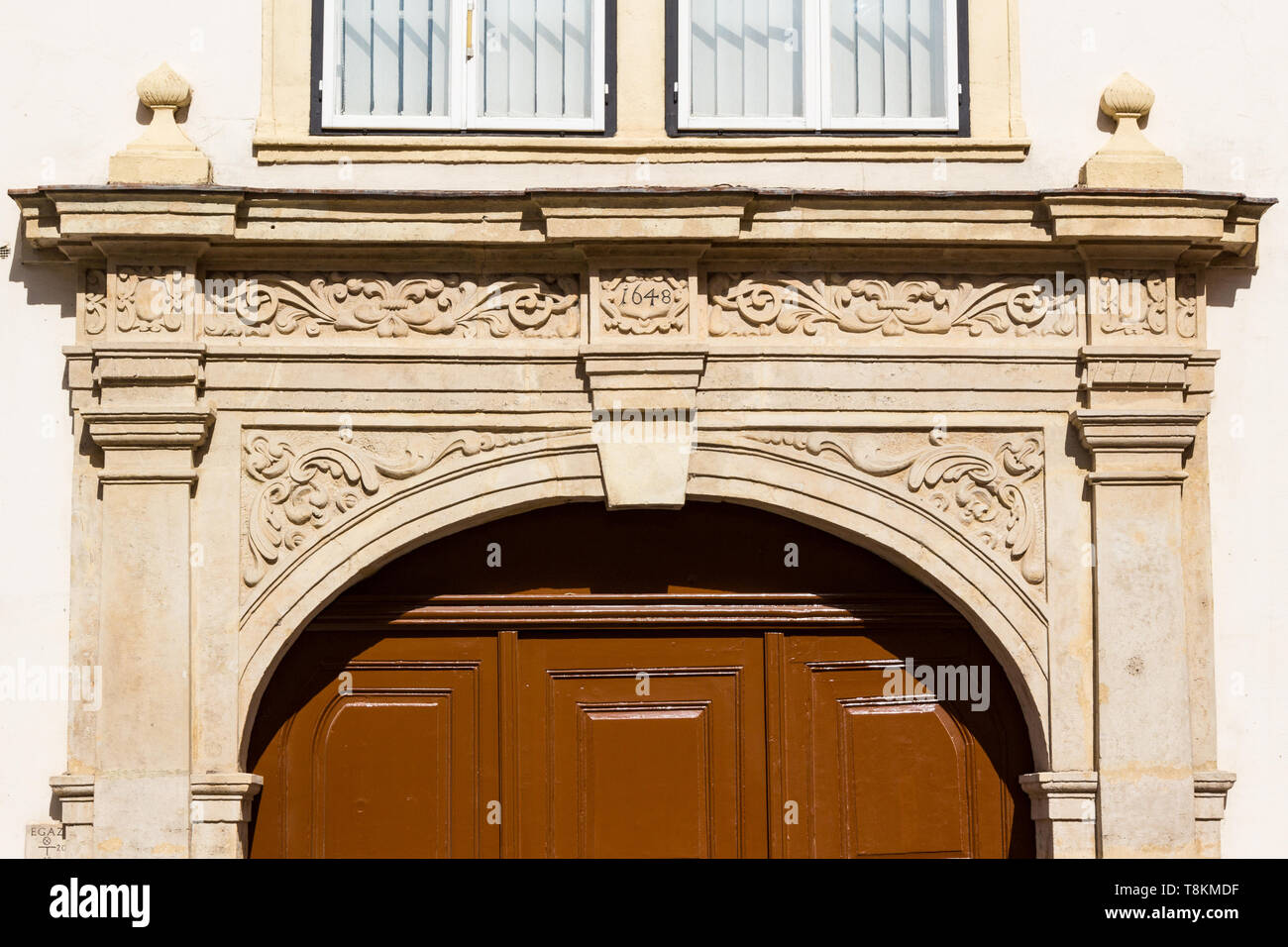 Keystone sul barocco di telaio di porta da 1648 a Sopron, Ungheria Foto Stock