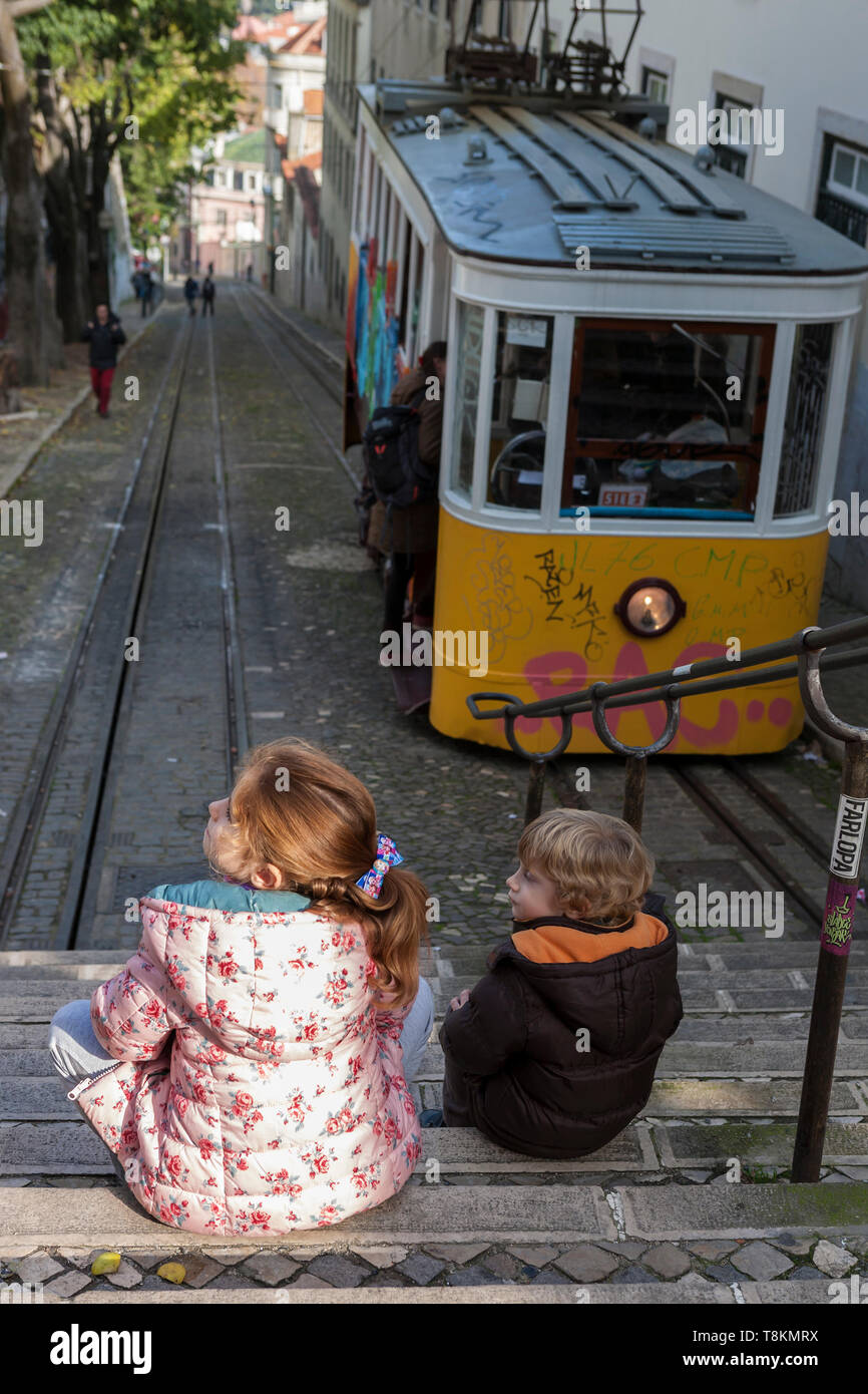 Due bambini attendere a bordo del ascensor da Glória tram alla sommità del  Calçada da Glória nel Bairro Allto, Lisbona, Portogallo Foto stock - Alamy