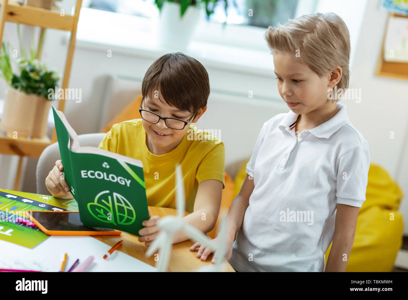 Poco attento alunni ispezione libro educativa e l'apprendimento sull ambiente Foto Stock
