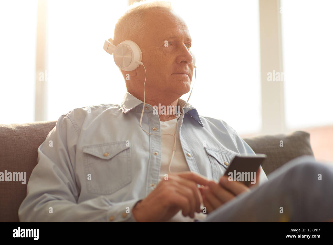 Senior uomo ascoltare musica Foto Stock
