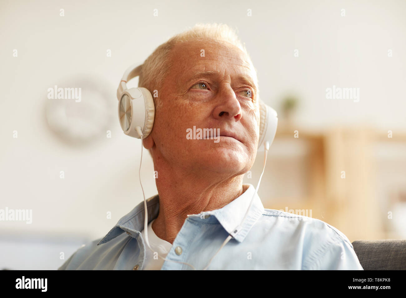 Malinconici Senior uomo ascoltare musica Foto Stock