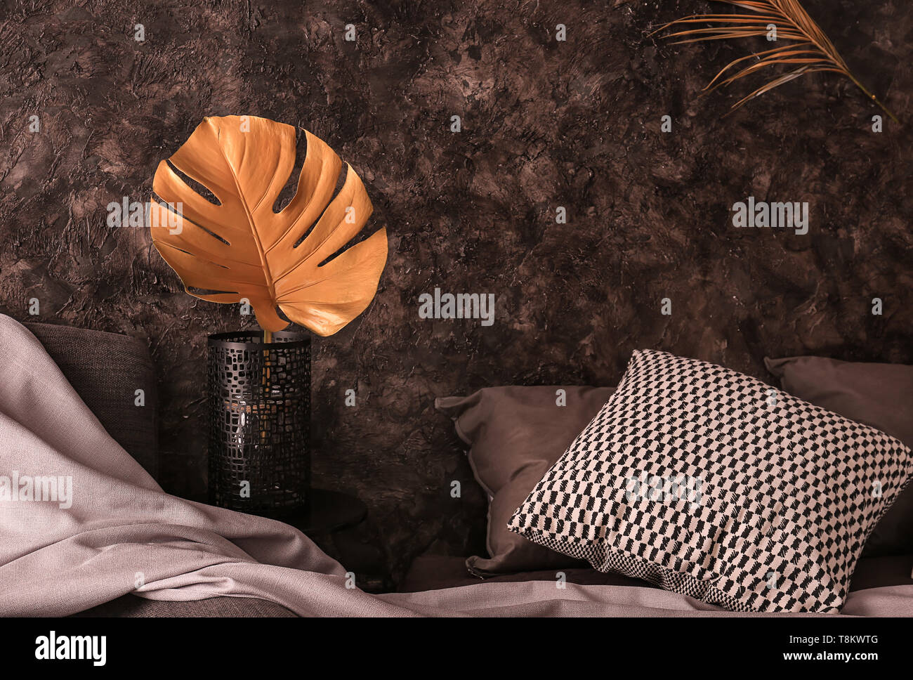 Vaso con Golden foglia tropicale nell interno del moderno e confortevole camera da letto Foto Stock