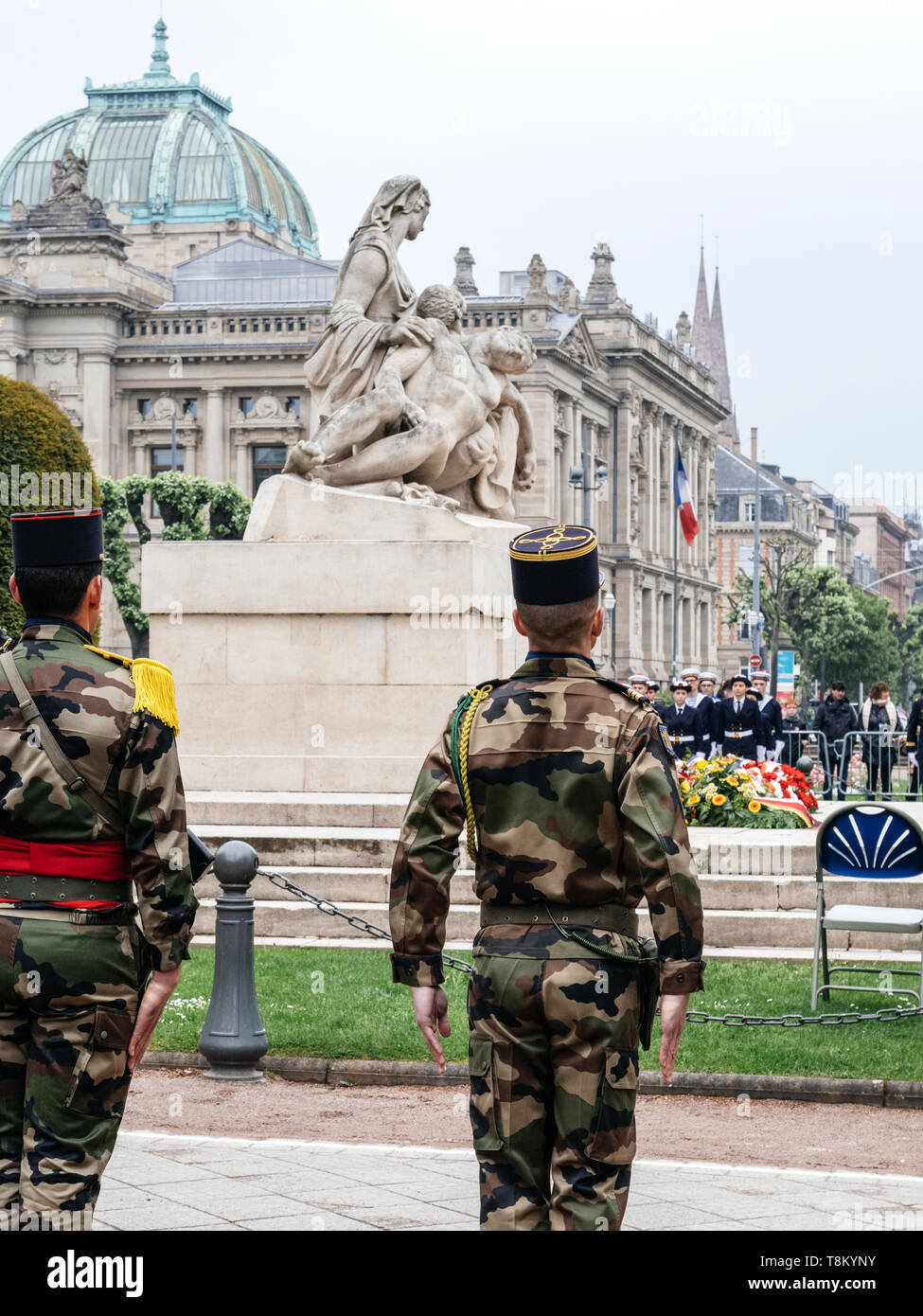 Strasburgo, Francia - 8 Maggio 2017: cerimonia per gli alleati occidentali la Seconda Guerra Mondiale la vittoria armistizio in Europa i soldati davanti a un monumento aux morts de Strasbourg Foto Stock